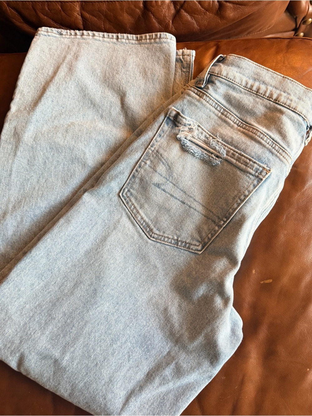 American Eagle Outfitters Light Blue Distressed High-Rise Jeans - Picture 3 of 5
